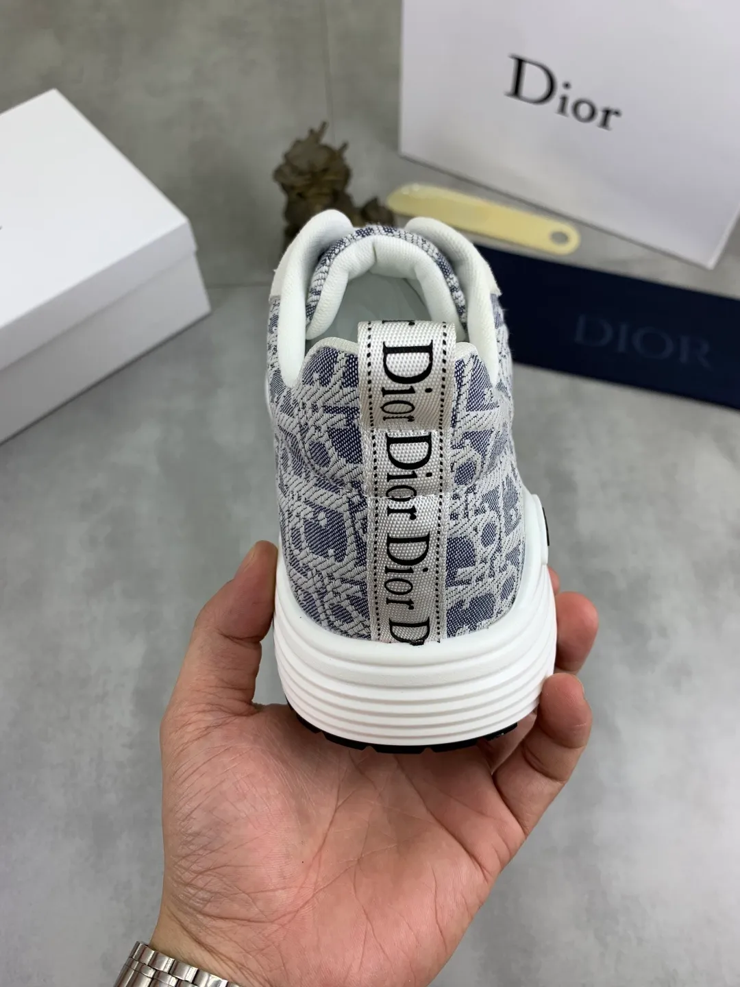 Men's shoes 💰P420 New Dior Chrono 2025 new product B30 series, in white and black fly woven series, decorated with computer-printed CD logo on both sides, star patch on the tongue and Dior logo on the heel, many details highlight the style. The interior is matched with the original color matching mesh, and the interior of the body is supported by low-temperature shaping sheets, and is filled with light feather cotton to keep the interior full and soft against the feet. The exclusive open-molded outsole adopts a one-piece molding process, so there is no need to worry about problems such as the opening and falling of sole decorative accessories. It is light and comfortable to wear, yet strong and wear-resistant. The two-color shoelaces are accessorized with exquisite metal five-pointed star pendants, creating a high-end, trendy and casual look at all times. Color: 5️⃣ colors available, code number: 38-44 (45 customized)
